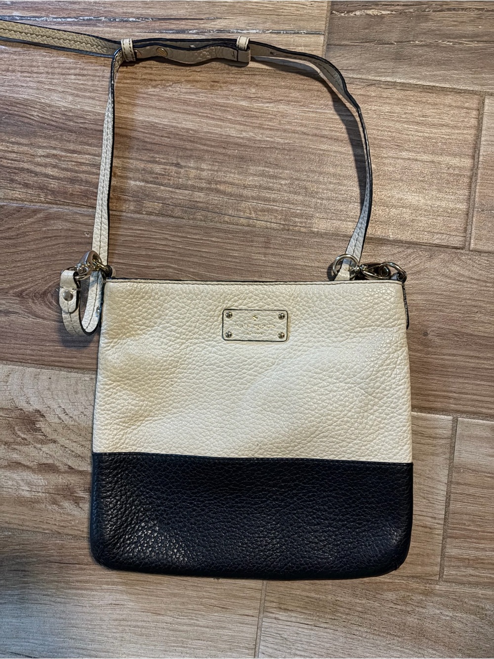KATE SPADE Cream and Black Two-Tone Leather Crossbody